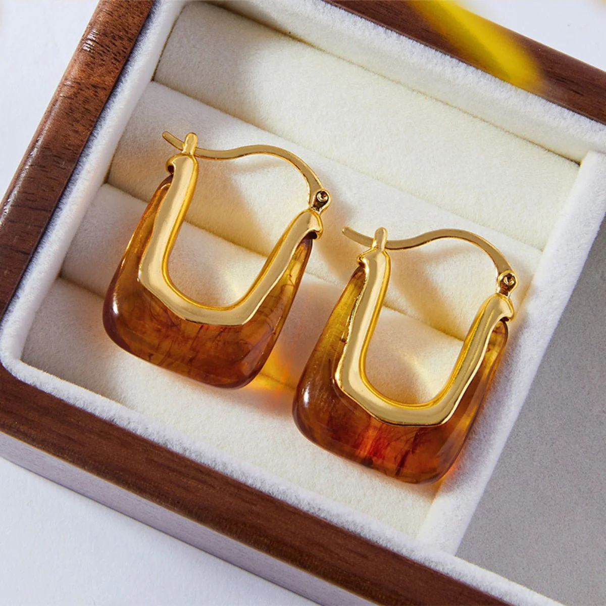 Poppy | Tortoiseshell Hoop Earrings - Image 4